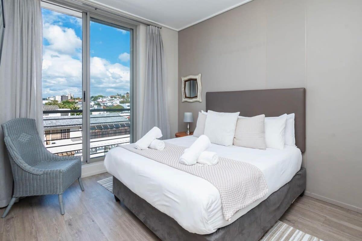 Stadium View Haven 2-bed Retreat In Greenpoint *